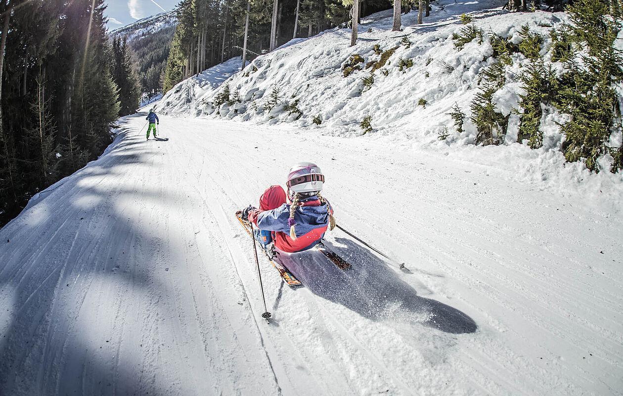 Mädchen bei der Skiabfahrt während der Winterurlaubs im Das Kaltenbach