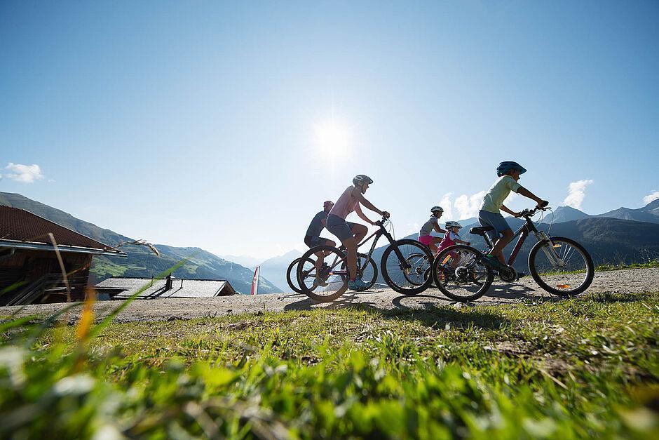 Eine Familie bei einem Fahrrad Ausflug auf einem Berg