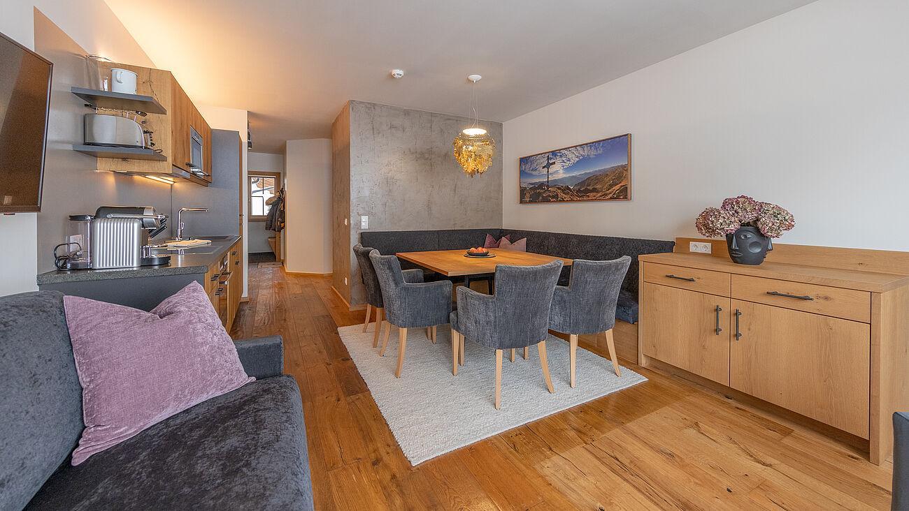 Der Wohnbereich der gemütlichen Penthouse Suite