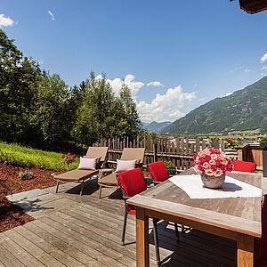 Blick auf die Terrasse eines Hotelzimmers im Hotel Kaltenbach im Zillertal 