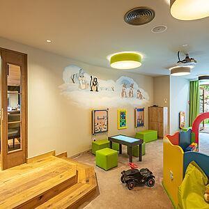 Bunte Kinderspielecke im Familienhotel Zillertal mit Kinderbetreuung 