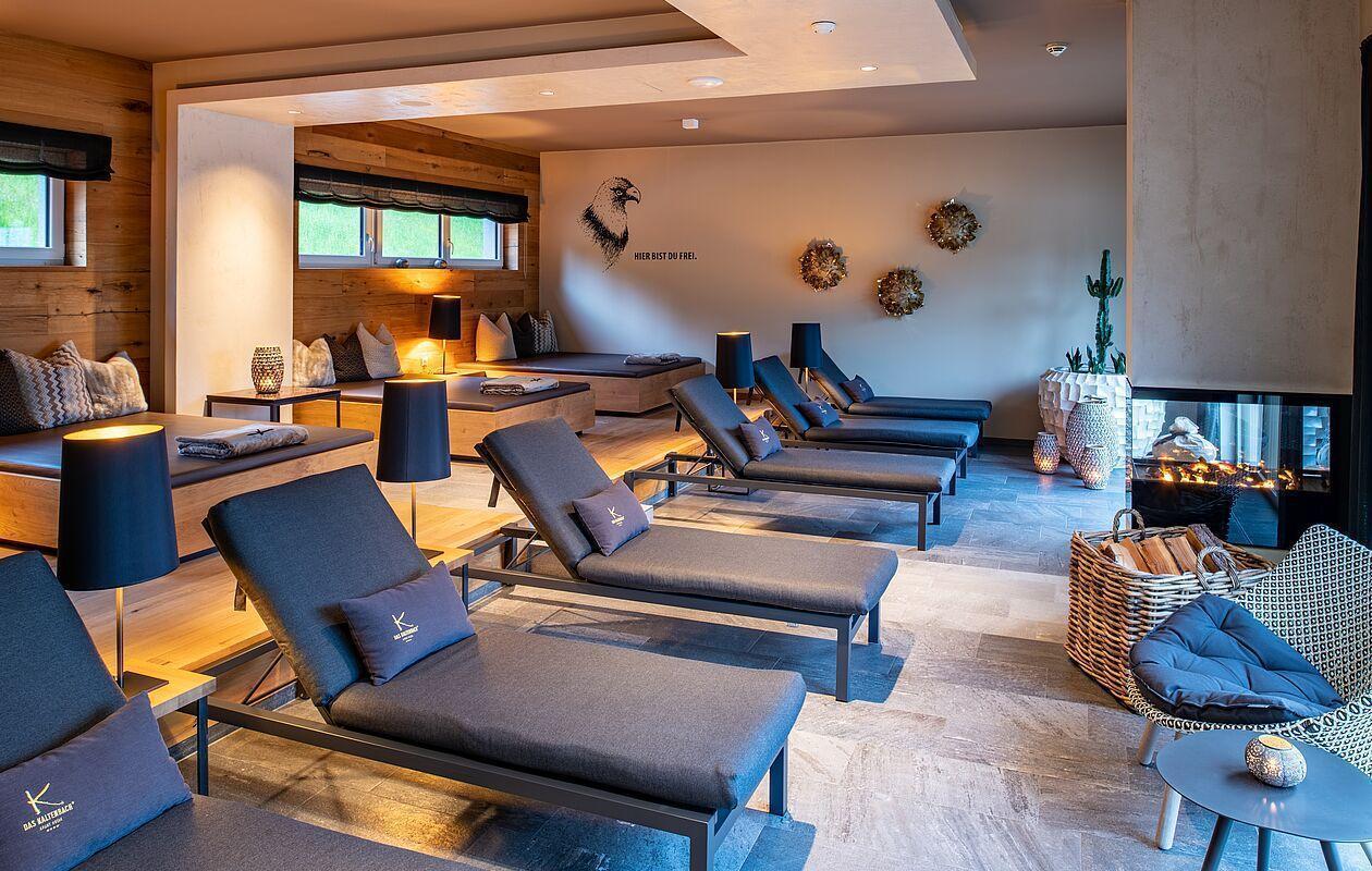 Blick in den Ruheraum des Wellnesshotel Tirol mit zahlreichen Ruheliegen 