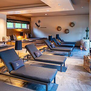 Liegestühle in der Ruhe Oase des Wellnesshotel Kaltenbach in Tirol 