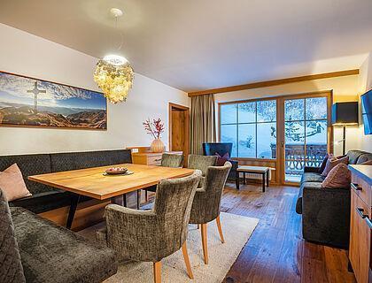 Der Wohnbereich der gemütlichen Penthouse Suite