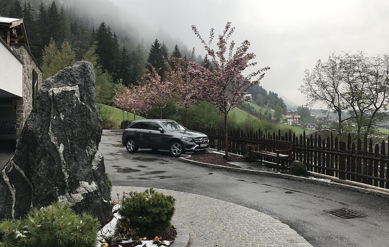 Gepflegte Auffahrt vor dem Hotel Kaltenbach in Tirol 