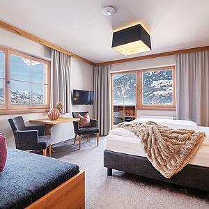 Helles und stilvoll eingerichtetes Zimmer im Hotel Kaltenbach in Tirol 