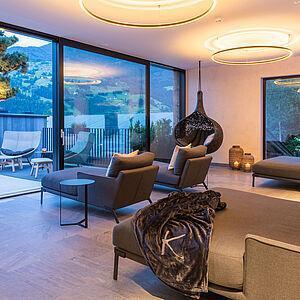 Ruhebereich im Hotel Kaltenbach mit moderner Einrichtung und Blick ins Tal 