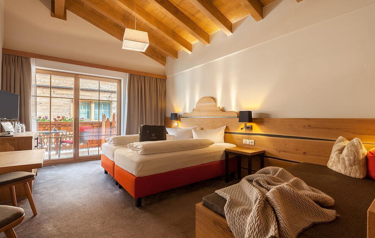In Orange-Weiss Tönen gehaltenes Schlafzimmer mit Doppelbett