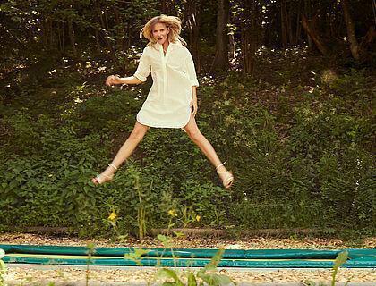 Frau während eines Sprungs über einem Trampolin im Familien-Hotel Zillertal