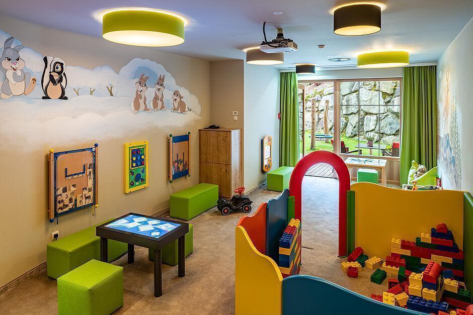 Familienurlaub im Zillertal mit hoteleigener bunter Kinderspieleecke