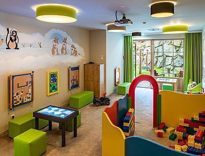 Familienurlaub im Zillertal mit hoteleigener bunter Kinderspieleecke
