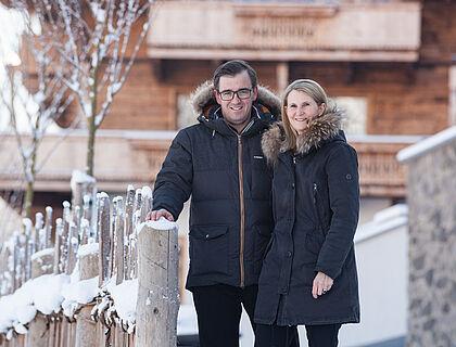 Paar steht im Winter vor dem Hotel Kaltenbach im Zillertal 