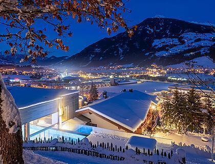 Winterliche Ansicht auf das Hotel Kaltenbach im Zillertal am Abend