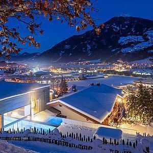 Winterliche Ansicht auf das Hotel Kaltenbach im Zillertal am Abend 