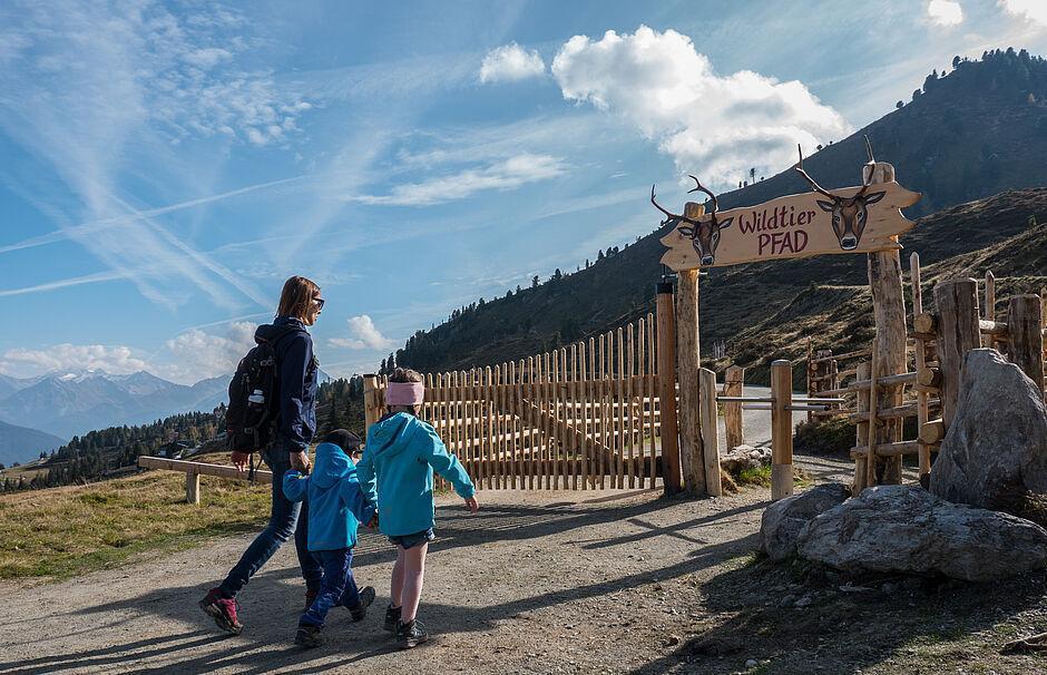 Eine Mutter besucht mit Ihren Kindern den Wildtierpfad mit traumhafter Aussicht