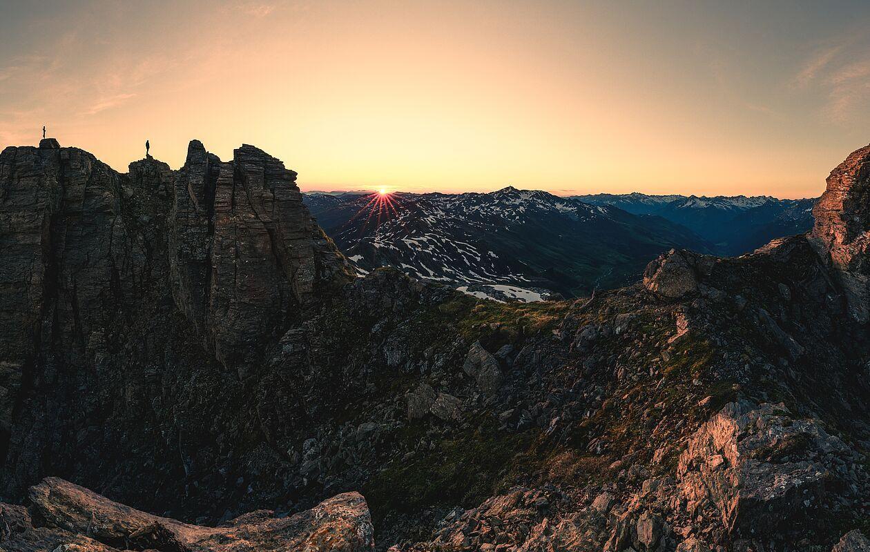 Die Gipfel der Tiroler Bergwelt im Licht des Sonnenunterganges