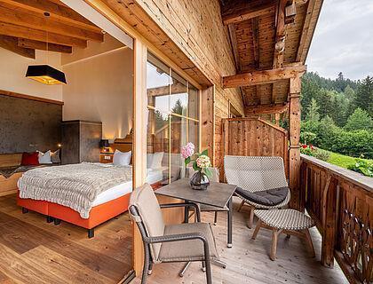 Gemütlicher Balkon mit Blick ins Schlafzimmer eines Zimmers im Hotel Kaltenbach