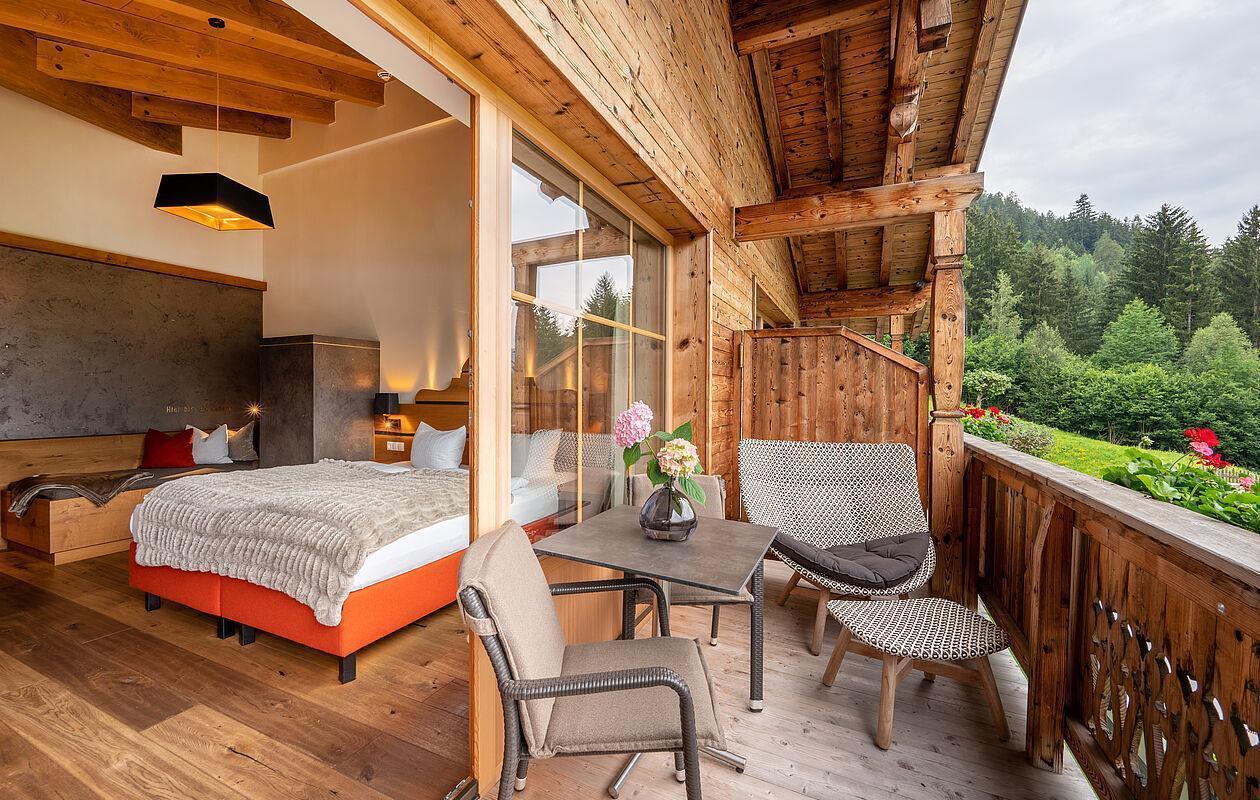 Gemütlicher Balkon mit Blick ins Schlafzimmer eines Zimmers im Hotel Kaltenbach