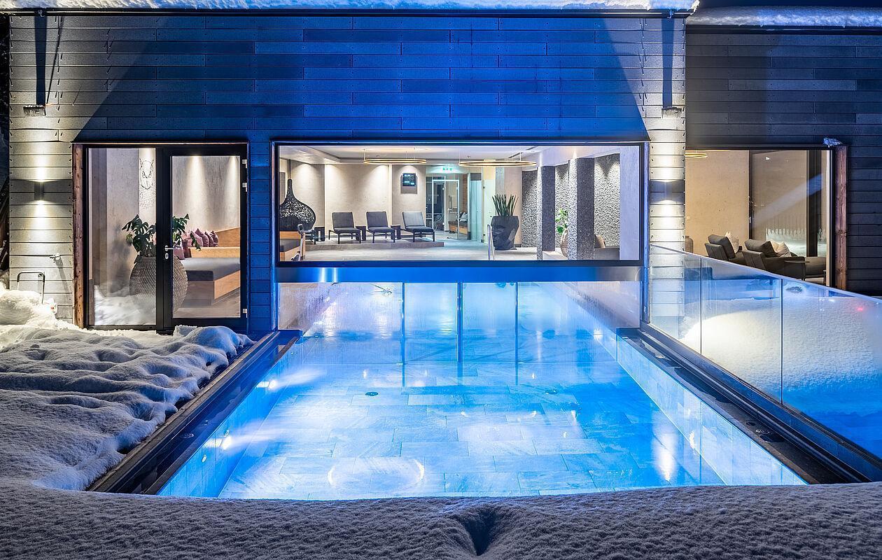 Pool im Wellnesshotel Kaltenbach in Tirol im Winter