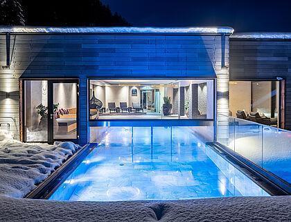 Wellnessbereich im Wellnesshotel Tirol mit Außenpool und Schnee