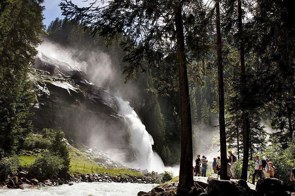 Aufnahme der Krimmler Wasserfälle im Zillertal mit einigen Touristen im Vordergrund