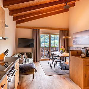 Gemütlicher Koch- und Essbereich eines Zimmers im Hotel Kaltenbach