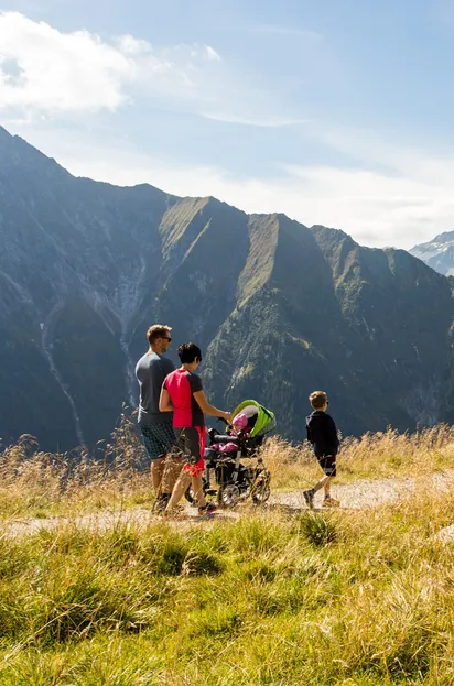 Auch-wandern-mit-dem-Kinderwagen-ist-im-Zillertal-mglich138899.jpg