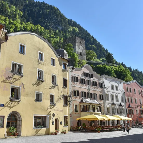 Rattenberg__Stadtzentrum__Fussgaengerzone__Sparkassenplatz__-_Rattenberg__town_centre__pedestrian_zone__Sparkassenplatz__Alpbachtal_Tourismus_Griessenboeck_Gabriele_Rattenberg.jpg